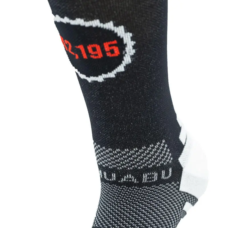 CALCETINES DE RUNNING #SOYMARATON Unisex - KAMUABU Color NEGRO De 23CM 6 CALCETINES DE RUNNING #SOYMARATON Unisex - KAMUABU Color NEGRO De 23CM - Imagen 4
