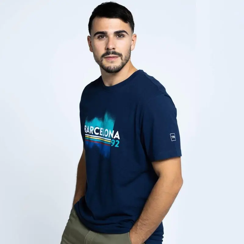 THE RUNNING REPUBLIC Camiseta De Manga Corta De Algodón Reciclado De Barcelona 92 De Hombre TRR Azul 3 THE RUNNING REPUBLIC Camiseta De Manga Corta De Algodón Reciclado De Barcelona 92 De Hombre TRR Azul