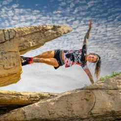 CAMISETA DE RUNNING #BROCHAZO Para MUJER - KAMUABU Multicolor 90grs -tienda de equipos de fitness camiseta de running brochazo para mujer kamuabu multicolor 90grs 3