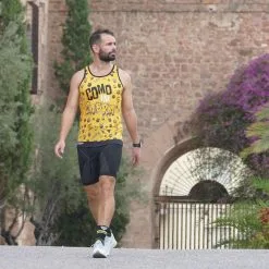 CAMISETA DE RUNNING #COMOUNACABRA Para HOMBRE - KAMUABU Amarilla De Tirantes -tienda de equipos de fitness camiseta de running comounacabra para hombre kamuabu amarilla de tirantes 3