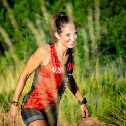 CAMISETA DE RUNNING #SOYMARATON Para MUJER - KAMUABU Roja/negra De Tirantes 9 CAMISETA DE RUNNING #SOYMARATON Para MUJER - KAMUABU Roja/negra De Tirantes -tienda de equipos de fitness camiseta de running soymaraton para mujer kamuabu rojanegra de tirantes 3